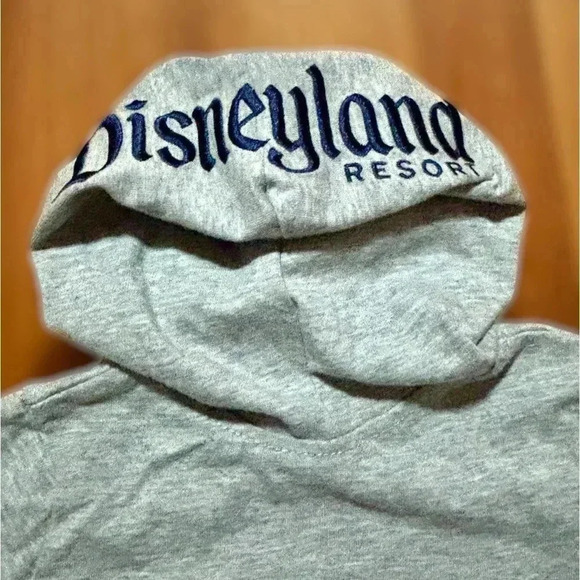 Disney Land 18 mo Hooded SS Grey bottom buttoned Romper w characters. - Picture 9 of 9